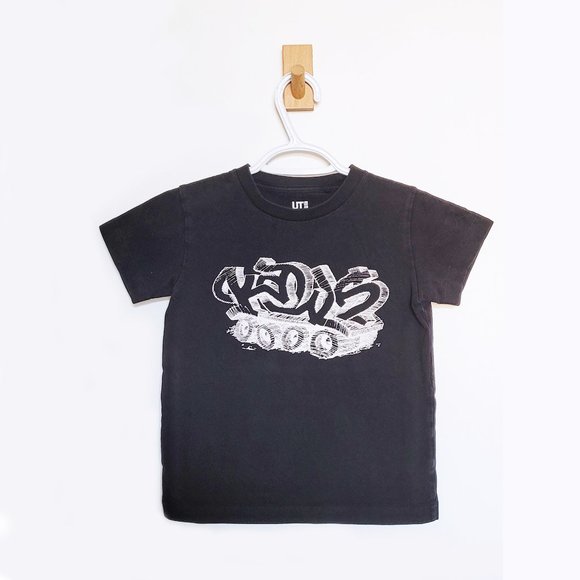 Kaws Graffiti Tag UT Uniqlo Black T-Shirt - Size 5-6 - Picture 1 of 9